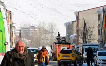 Karlıova'da Buz Sarkıtları Tehlikesi: İtfaiye Müdahale Ediyor