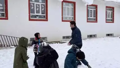 Kaymakam, Öğrencilerle Kar Keyfi Yaptı