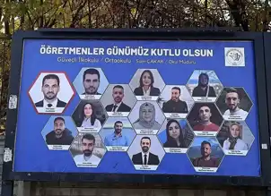 Okul Müdürü, Öğretmenler Günü'nü Billboard'da Kutladı