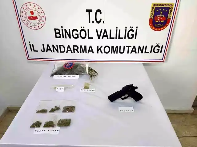 Bingöl'de 8 Aranan Şüpheli Yakalandı, Esrar ve Tabanca Ele Geçirildi