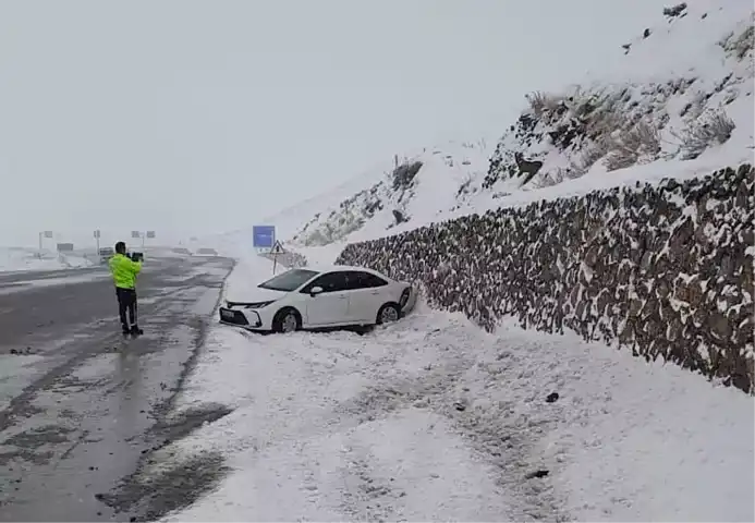 Bingöl'de Yollar Kapandı, 2 Yaralı