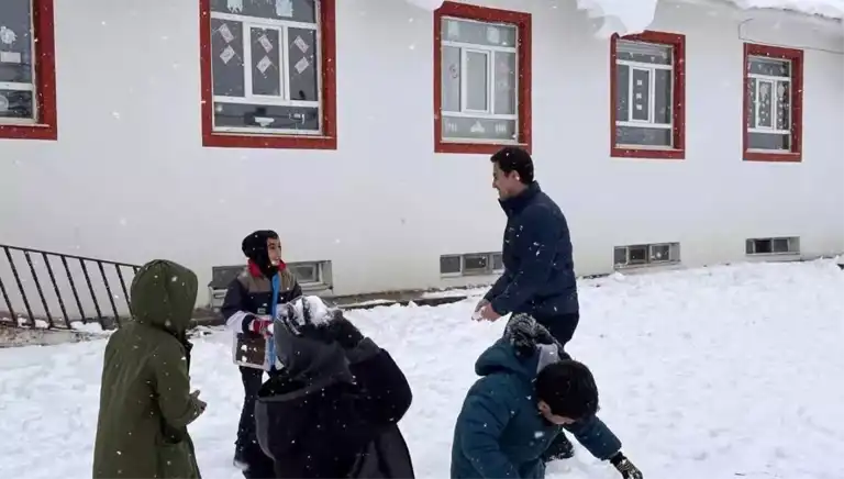 Kaymakam, Öğrencilerle Kar Keyfi Yaptı